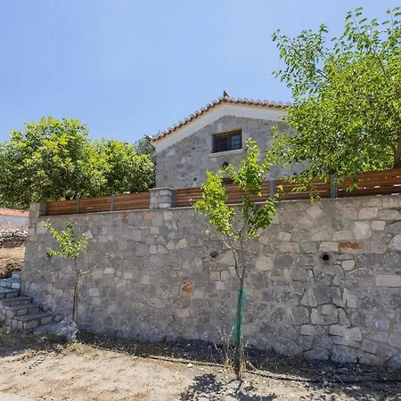 Cheerful 3 Bedroom With Indoor Fireplace Pelei
