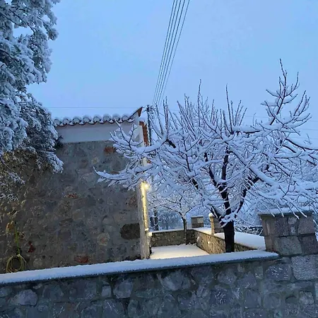 Cheerful 3 Bedroom With Indoor Fireplace *