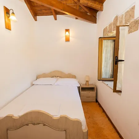펜션 Cheerful 3 Bedroom With Indoor Fireplace Pelei