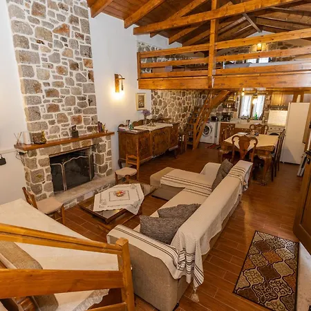 Cheerful 3 Bedroom With Indoor Fireplace Pelei