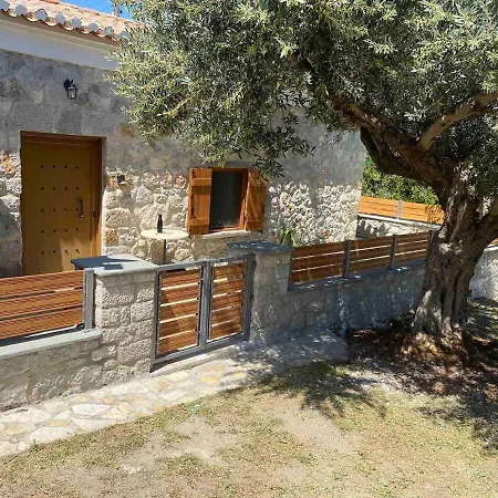 בית נופש Cheerful 3 Bedroom With Indoor Fireplace Pelei