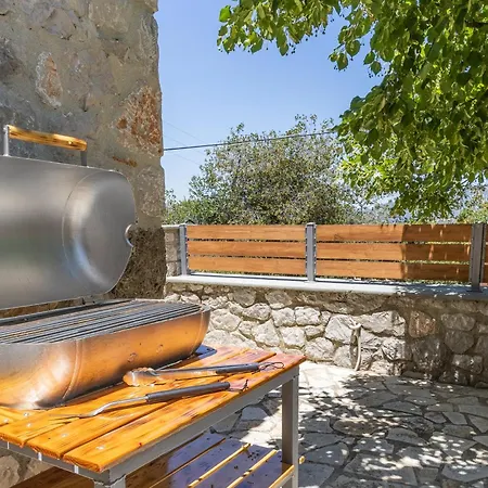 Cheerful 3 Bedroom With Indoor Fireplace *