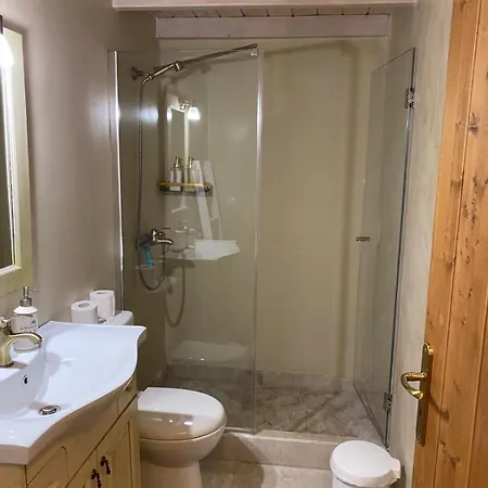 Vakantiehuis Cheerful 3 Bedroom With Indoor Fireplace Pelei