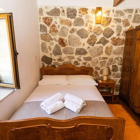 Cheerful 3 Bedroom With Indoor Fireplace *