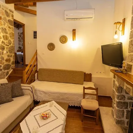 Vakantiehuis Cheerful 3 Bedroom With Indoor Fireplace