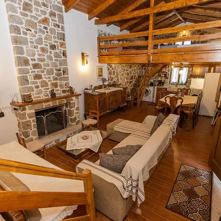 Cheerful 3 Bedroom With Indoor Fireplace Pelei