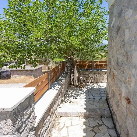 Cheerful 3 Bedroom With Indoor Fireplace *