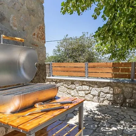 Vakantiehuis Cheerful 3 Bedroom With Indoor Fireplace Pelei