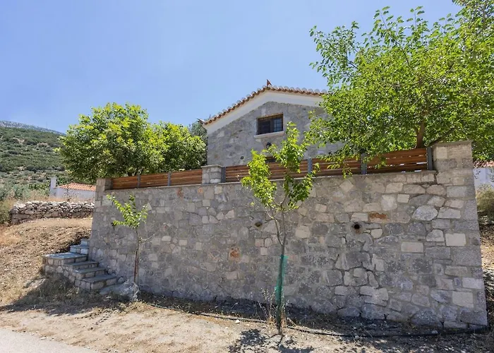 Cheerful 3 Bedroom With Indoor Fireplace Pelei