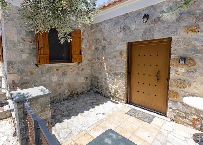 Cheerful 3 Bedroom With Indoor Fireplace Pelei