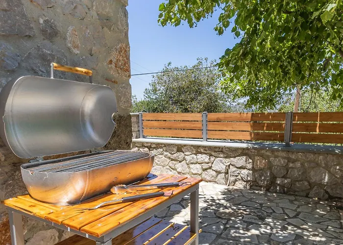 Cheerful 3 Bedroom With Indoor Fireplace *