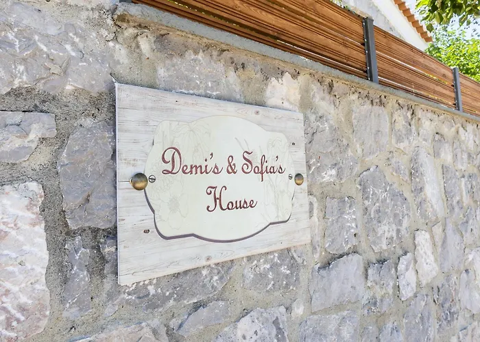 Cheerful 3 Bedroom With Indoor Fireplace * Pelei