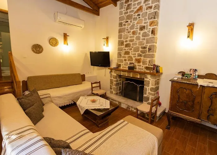 Cheerful 3 Bedroom With Indoor Fireplace 펜션 *