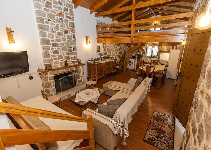 Cheerful 3 Bedroom With Indoor Fireplace Pelei