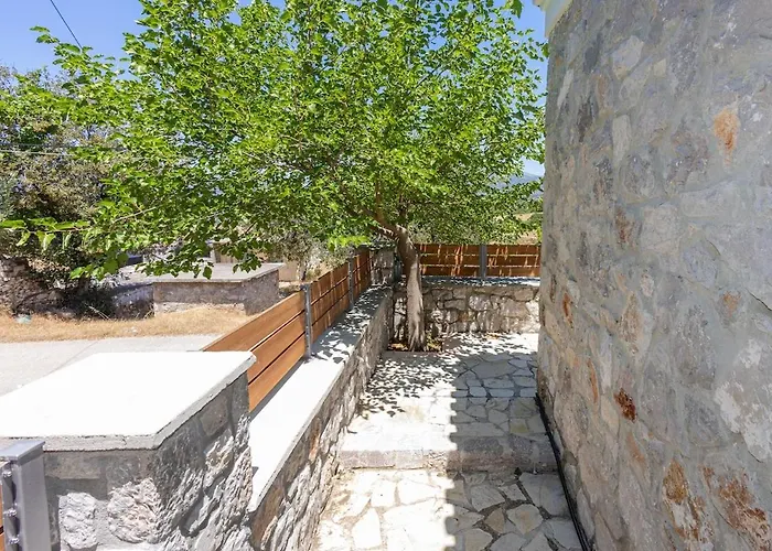 Cheerful 3 Bedroom With Indoor Fireplace *