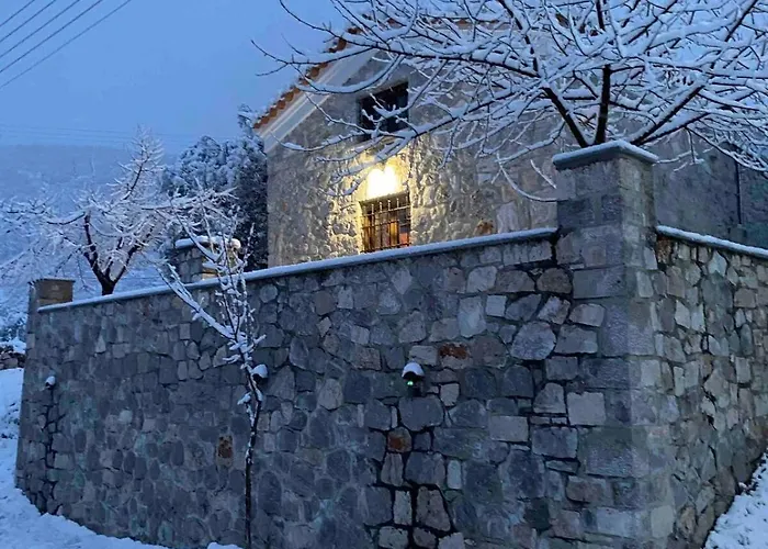 Cheerful 3 Bedroom With Indoor Fireplace * Pelei