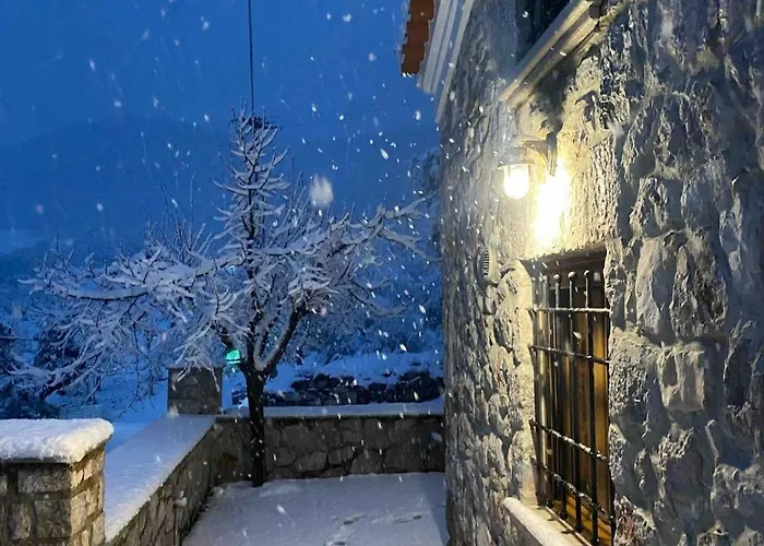 Cheerful 3 Bedroom With Indoor Fireplace *